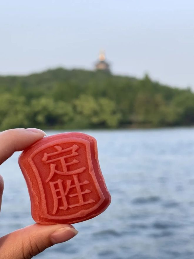 “参赛搭子”杭州女马参赛包来了!麻将胡了2模拟器试玩明起开始领取(图2) “参赛搭子”杭州女马参赛包来了!麻将胡了2模拟器试玩明起开始领取(图2)